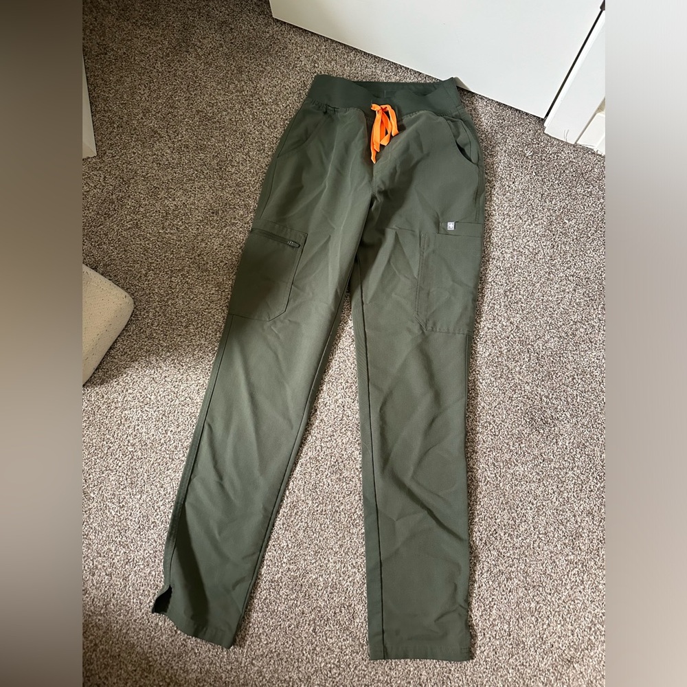 Figs skinny scrub pants